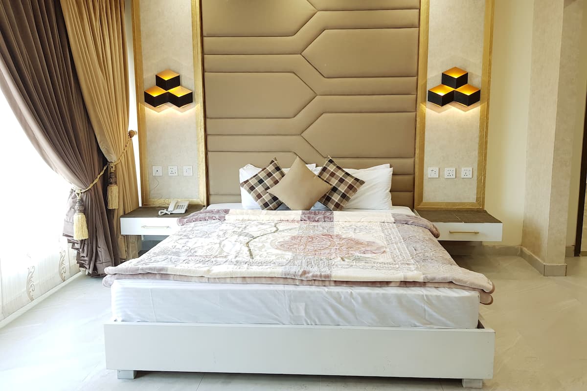 Royal-Zimmer, 1 King-Bett, barrierefrei, Nichtraucher | 1 Schlafzimmer, Zimmersafe, individuell eingerichtet, Schreibtisch