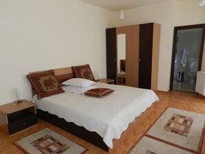 Habitación doble Deluxe, 1 cama Queen size | Minibar, caja de seguridad en la habitación y insonorización
