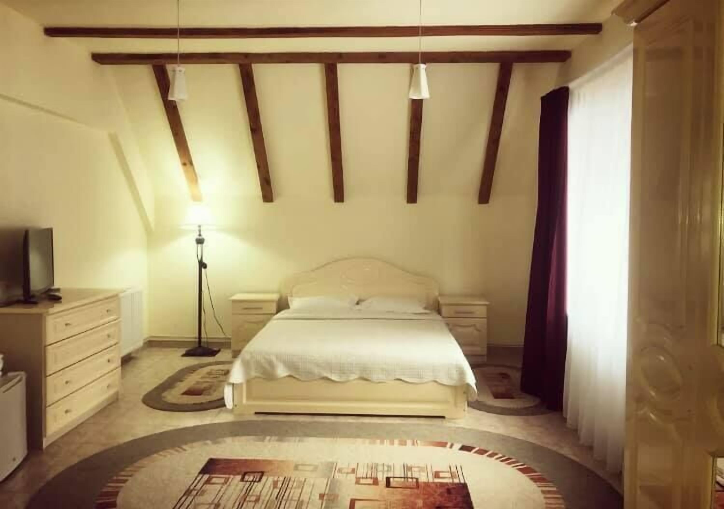 豪華雙人房, 1 張加大雙人床 | 迷你吧、客房內保險箱、隔音、折疊床/加床