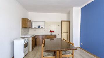 Apartment, 1 Bedroom | Dapur peribadi | Peti sejuk, ketuhar, dapur, alat memasak/pinggan mangkuk/perkakas dapur