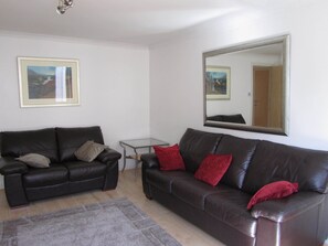 Departamento, 2 habitaciones, para no fumadores | Área de sala de estar | Televisión de pantalla plana