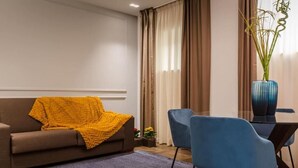 Ein modernes Wohnzimmer mit einer Couch, einem Couchtisch und zwei Sesseln.