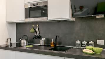 City Studio | Private kitchenette | Fridge, microwave, oven, stovetop