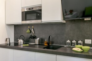 City-studiolejlighed | Privat tekøkken | Køleskab, mikrobølgeovn, ovn, kogeplade