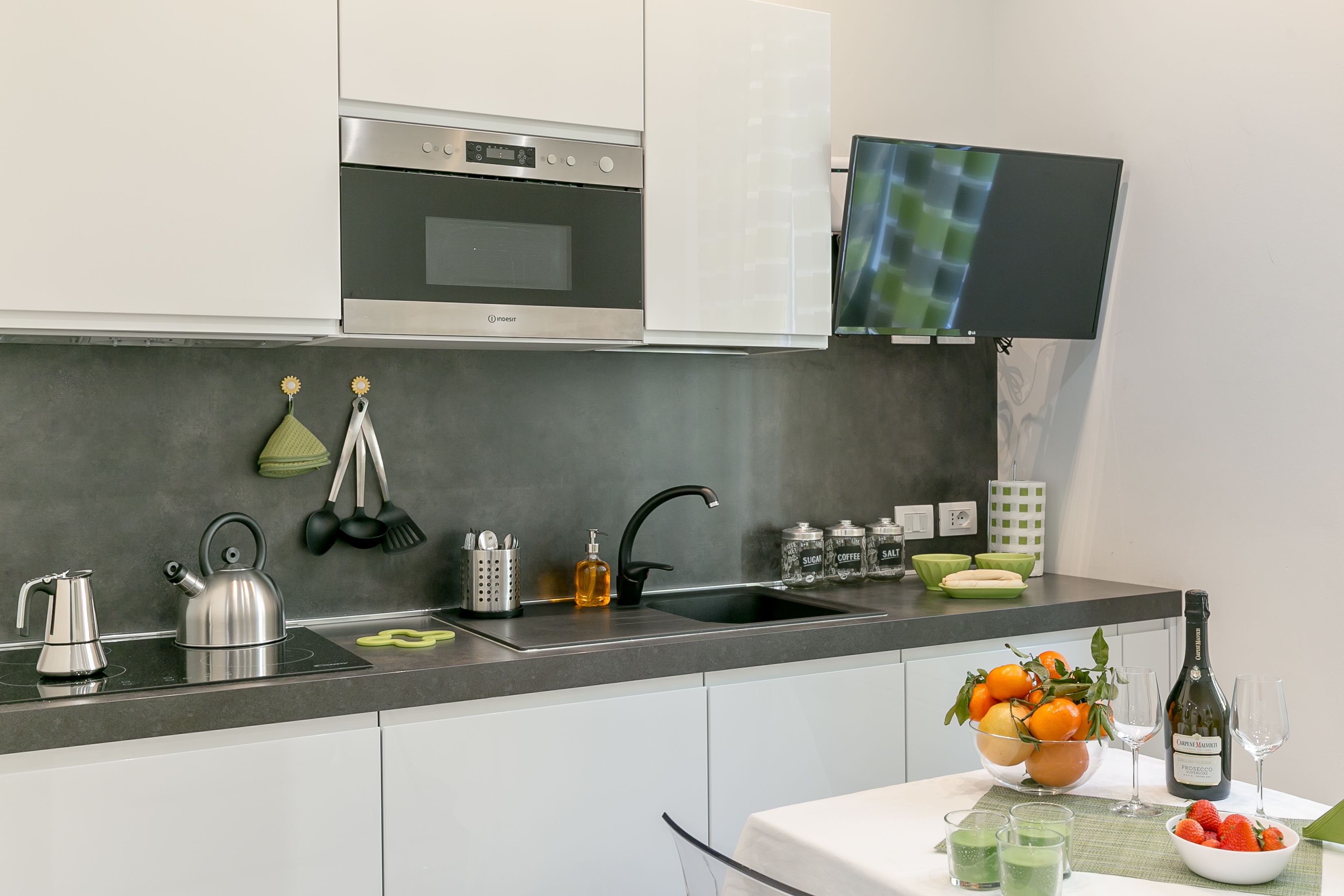 City Studio | Private kitchenette | Fridge, microwave, oven, stovetop