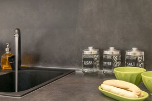 City-studiolejlighed | Privat tekøkken | Køleskab, mikrobølgeovn, ovn, kogeplade