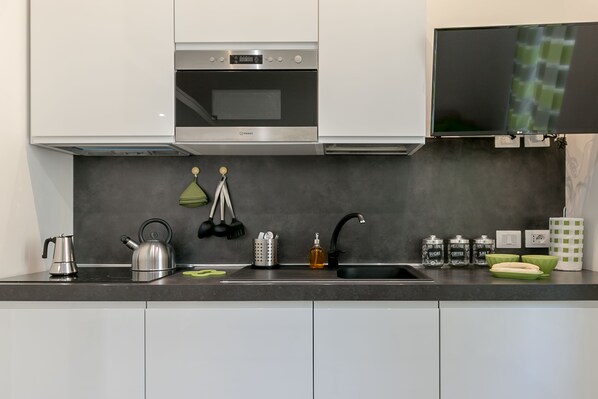 City Studio | Private kitchenette | Fridge, microwave, oven, stovetop