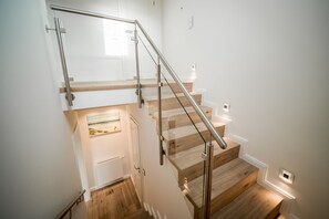 2 عدّة غرف نوم وأغطية فراش متميزة وأسرّة بطبقة علوية مريحة