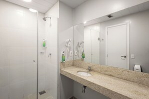 Shower, free toiletries, towels - Carandá Hplus Express (Campo Grande)