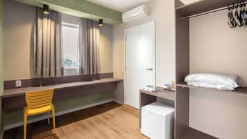 Quarto casal standard (Adaptado) | Frigobar, espaço de trabalho para notebook, Wi-Fi de cortesia