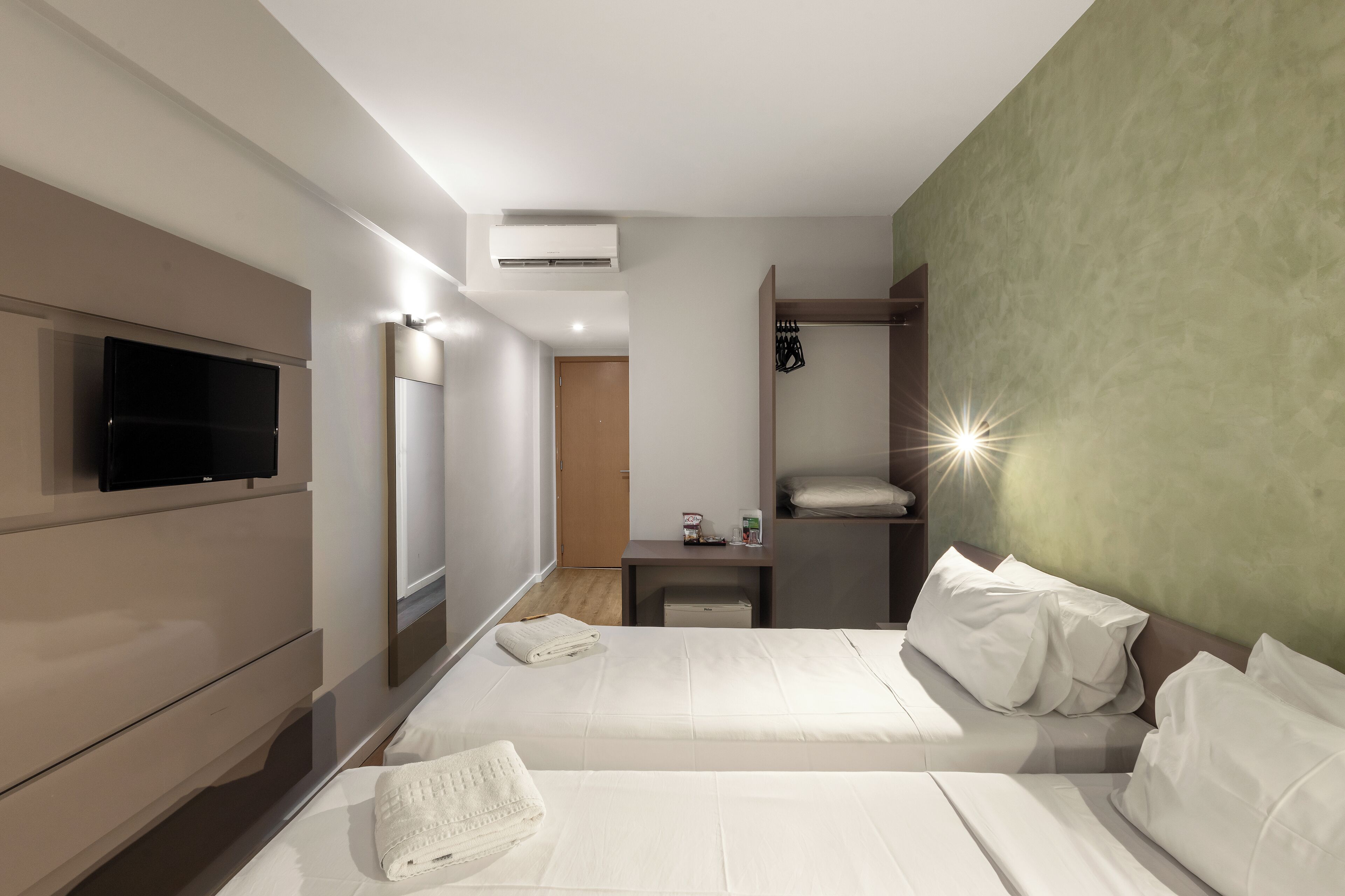 Minibar, espacio para trabajar con laptop, wifi gratis y ropa de cama 