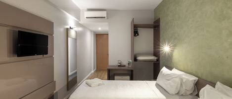Minibar, espacio para trabajar con laptop, wifi gratis y ropa de cama