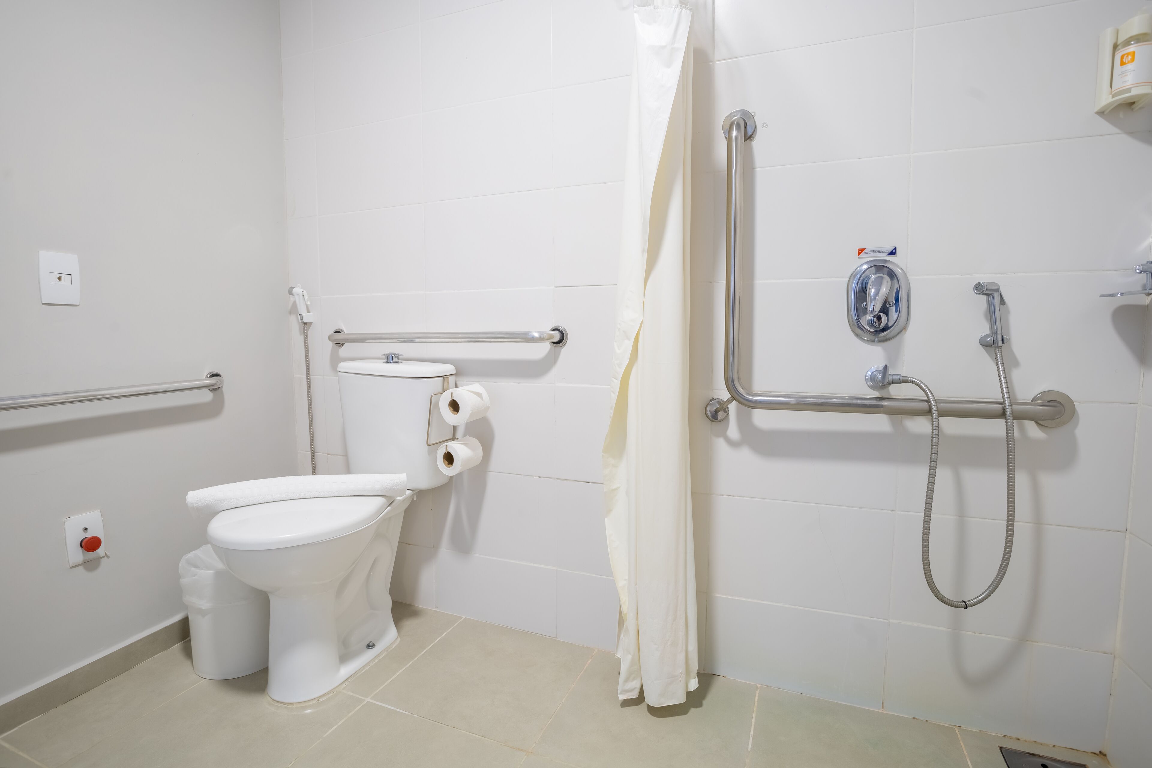 standard double room (adaptado) | bathroom | shower, free toiletries, towels
