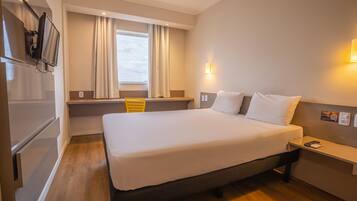 Quarto casal standard | Frigobar, espaço de trabalho para notebook, Wi-Fi de cortesia