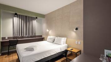 Quarto casal standard | Frigobar, espaço de trabalho para notebook, Wi-Fi de cortesia