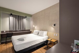 标准双人房 | 迷你吧、笔记本电脑工作区、免费 WiFi、床单