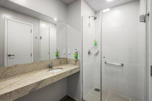 Douche, articles de toilette gratuits, serviettes fournies