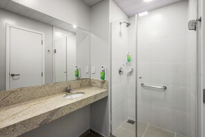 Shower, perlengkapan mandi gratis,  dan handuk