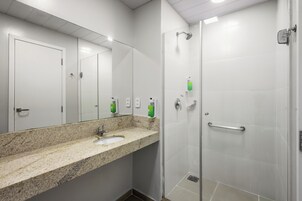 Ducha, artículos de higiene personal gratuitos y toallas