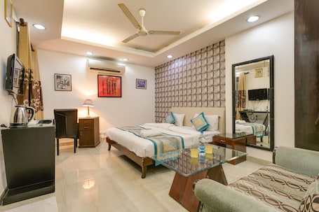 Superior Room, 1 King Bed | 1 bedroom, premium bedding, iron/ironing board, rollaway beds
