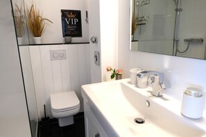Estudio, para no fumadores | Baño | Regadera, secadora de cabello, toallas 