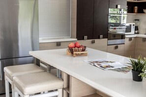 Kühlschrank, Mikrowelle, Ofen, Herdplatte