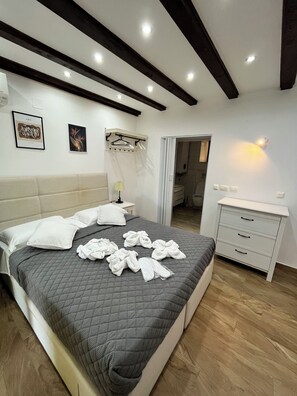 4 habitaciones, tabla de planchar con plancha y acceso a internet 