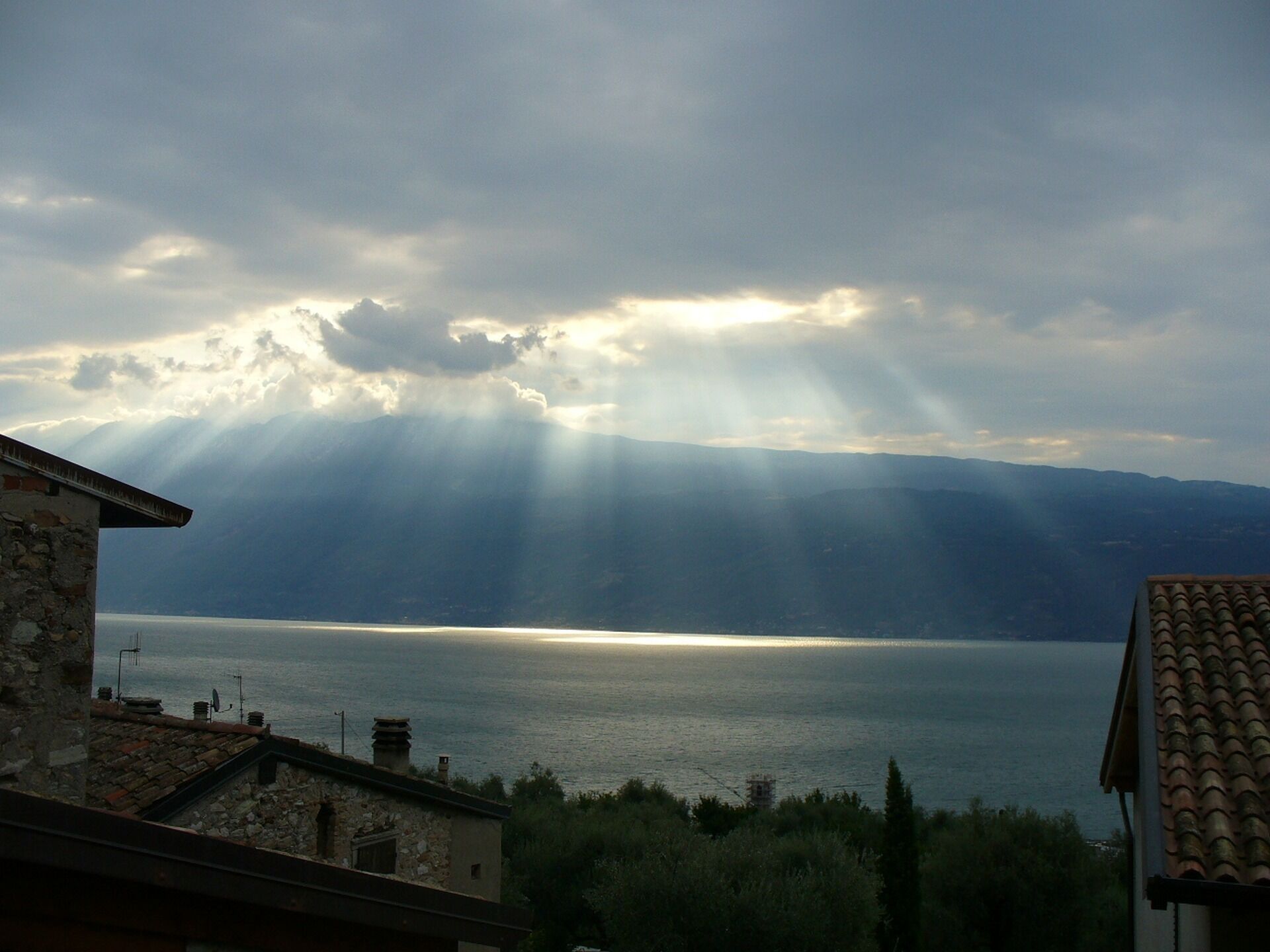 Blick von der Terrasse: Morgenstimmung, der Monte Baldo erwacht. 