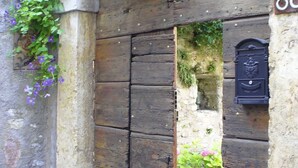 A rustic wooden archway with a mailbox and a number plaque. - House in the paradise garden above v. Gargnano for individuals u. Children (Gargnano)