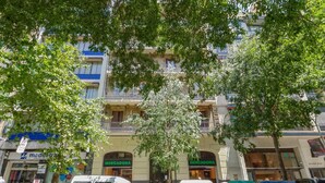 A building with multiple balconies and a storefront labeled 'MERCADONA'. - Sweett | Rocafort 104 (Barcelona)