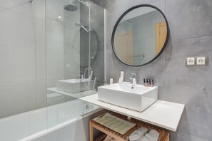 Combined shower/tub, hair dryer, towels