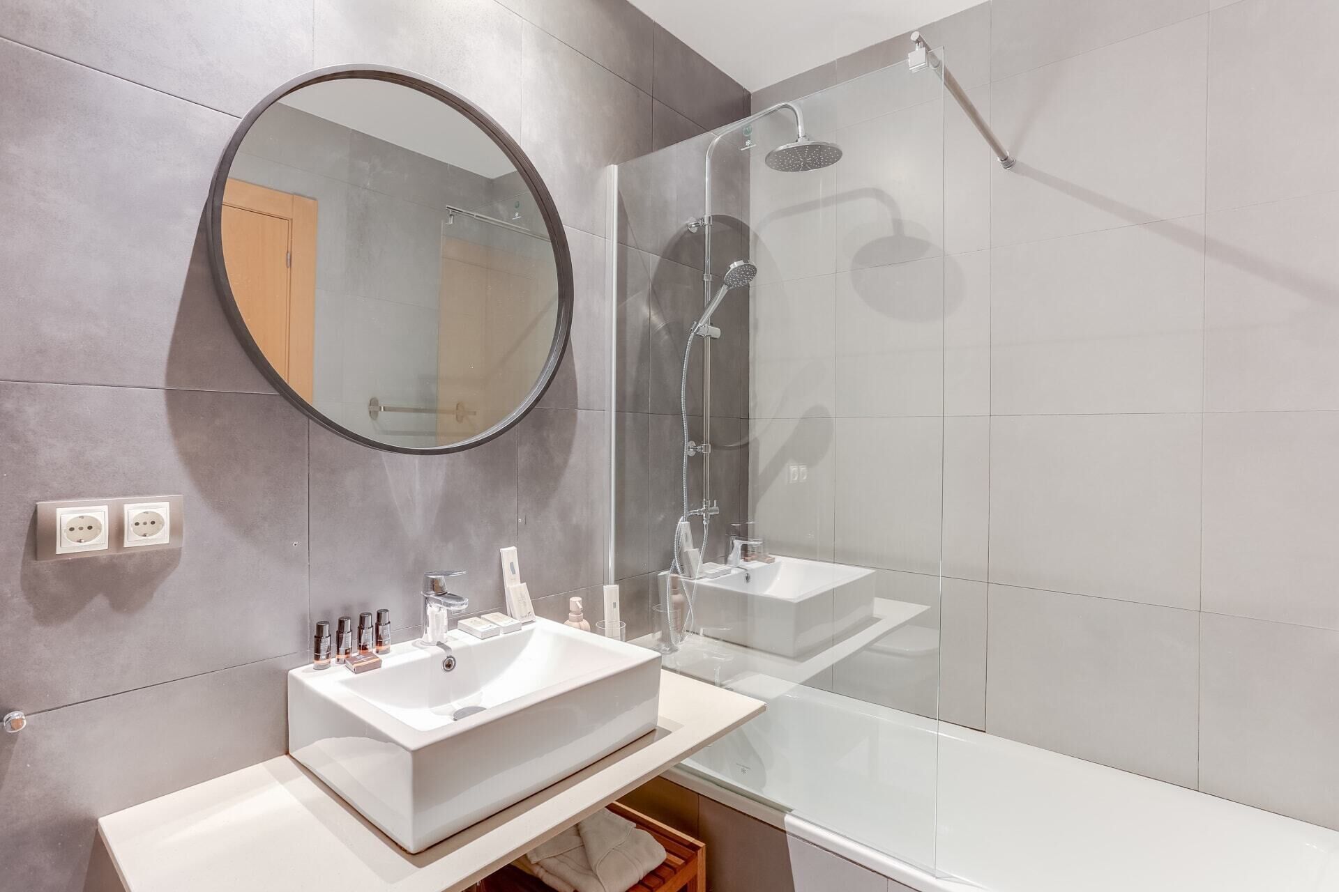 Een douche, een haardroger, handdoeken