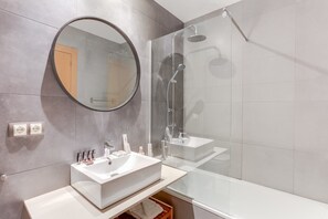 Douche, sèche-cheveux, serviettes fournies