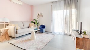 Un salon moderne avec un canapé, une table basse et un meuble pour la télévision.