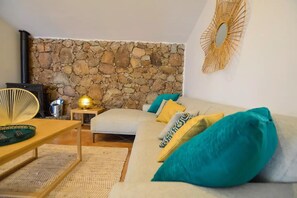 Smart TV, chimenea, reproductor de DVD y estéreo 