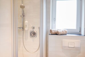 Family Apartment | Bathroom | Shower, free toiletries, hair dryer, towels - Fernerblick Apartments (Tux)