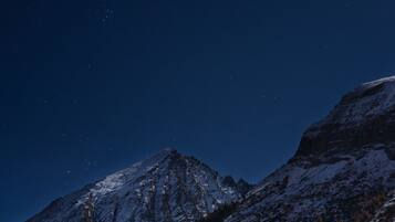 Ein Bergmassiv unter sternenklarer Nacht.