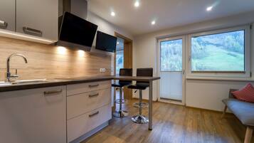 Căn hộ phong cách cổ điển | Khu vực ăn uống tại phòng