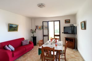 Appartement, 2 chambres, en mezzanine | Restauration dans la chambre