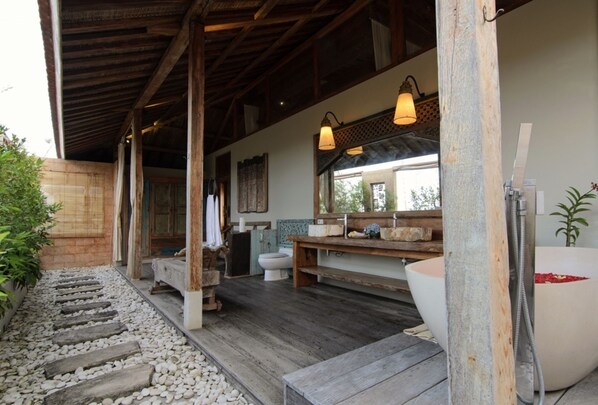 Separate bathtub and shower, deep-soaking bathtub, rainfall showerhead - Villa Uma Priyayi (Ungasan)