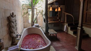 Deep-soaking bathtub - Villa Uma Priyayi (Ungasan)