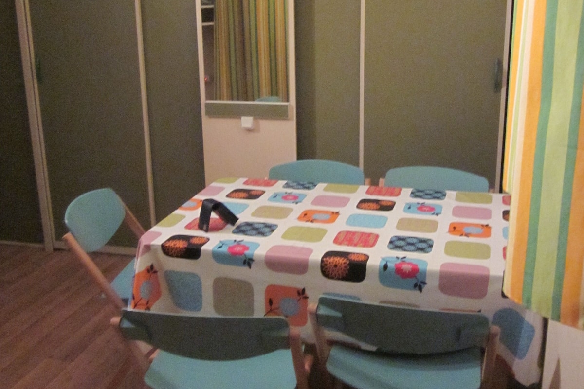 2 Schlafzimmer, Verdunkelungsvorhänge, kostenloses WLAN, Bettwäsche