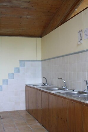Shower, rainfall showerhead, towels - Camping Besalu (Sant Ferriol)