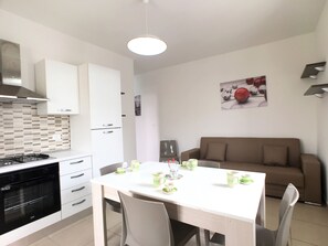 Apartment, 2 Schlafzimmer | Eigene Küche | Kühlschrank, Ofen, Herdplatte, Kochgeschirr/Geschirr/Besteck