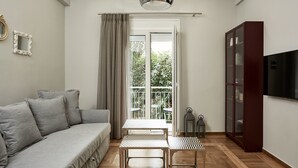 Un salon moderne avec un canapé, une table et un meuble.