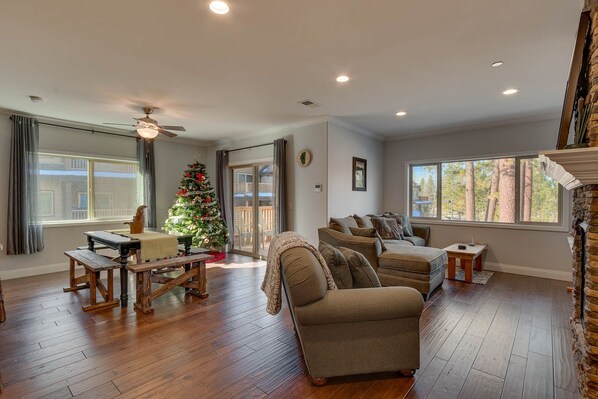 Smart TV, fireplace