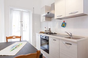 Fridge, oven, stovetop, cookware/dishes/utensils