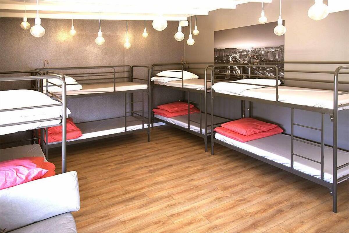 Dormitorio compartido tradicional, solo para mujeres | Cortinas blackout, insonorización, wifi gratis y ropa de cama