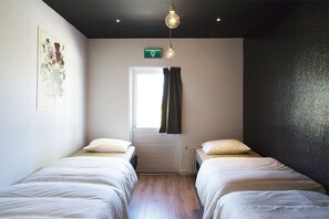 Rideaux occultants, chambres insonorisées, Wi-Fi gratuit, draps fournis