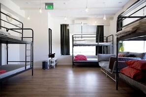 Rideaux occultants, chambres insonorisées, Wi-Fi gratuit, draps fournis